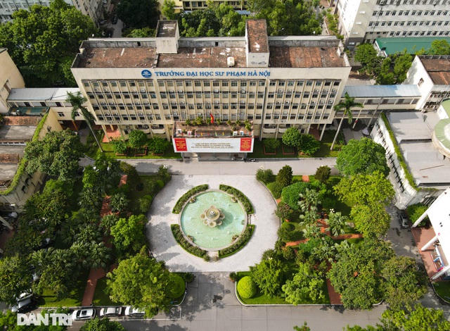 Theo tính toán của các chuyên gia giao thông, bình quân mỗi trường ĐH tại Hà Nội có khoảng 10.000 sinh viên (ĐH, sau ĐH và các loại hình đào tạo khác). Vào giờ cao điểm, tất cả cùng đổ về cổng trường, tham gia giao thông gây ra tình trạng quá tải hạ tầng. Trong ảnh là khuôn viên của trường ĐH Sư phạm Hà Nội.