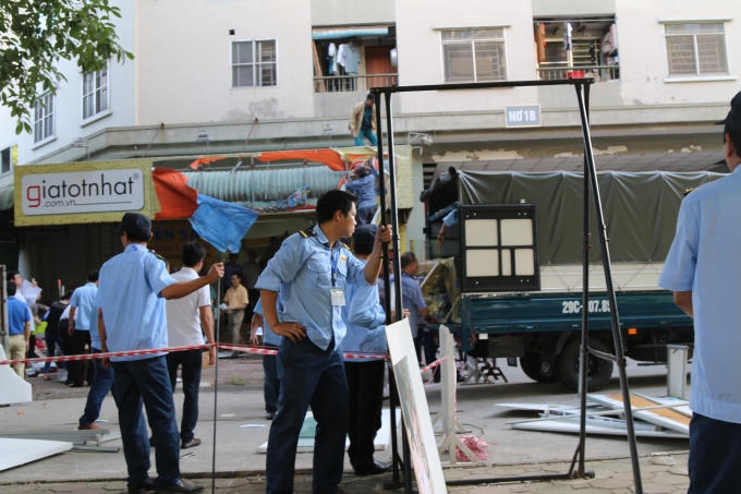Công ty Huds thu tài sản của tiểu thương mang ra xe tải chở đi.