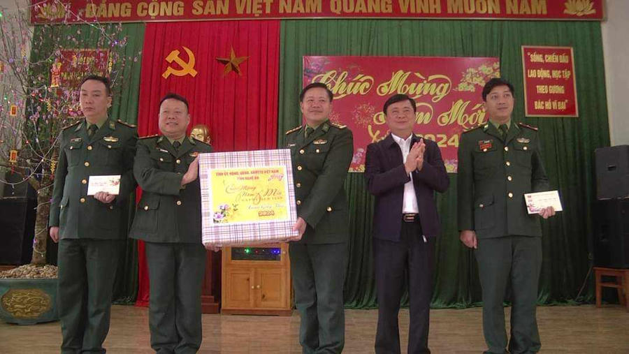 Thăm, tặng quà chúc tết các cán bộ, chiến sỹ đồn biên phòng.