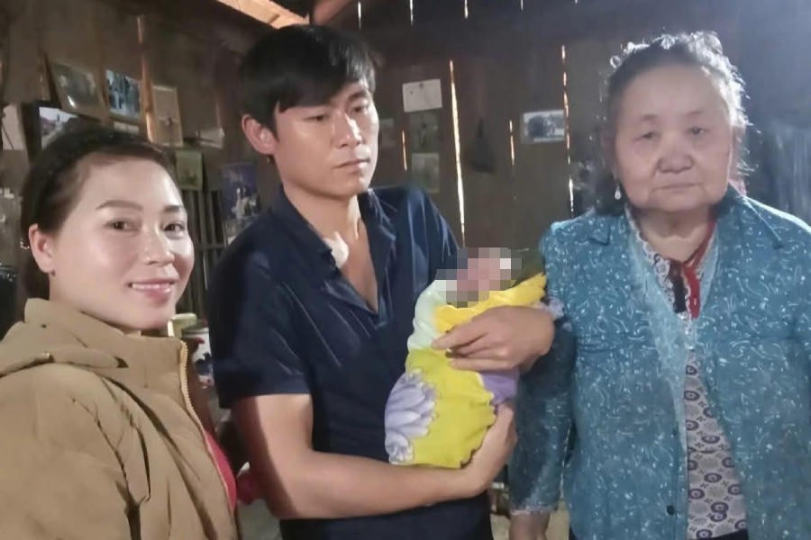 Cháu bé ổn định sức khoẻ sau khi được sinh bên vệ đường.