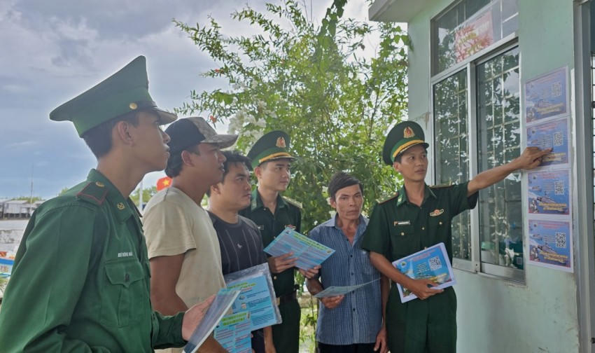 Cán bộ, chiến sĩ Đồn Biên phòng Rạch Gốc tuyên truyền ngư dân về các quy định chống khai thác IUU thông qua mã QR.