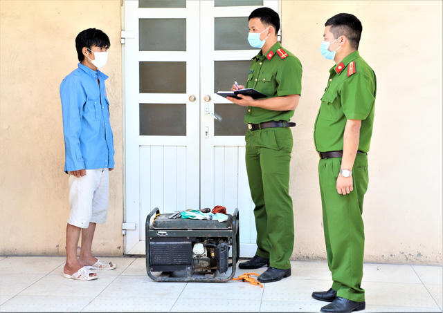 Nguyễn Hồng Giang tại cơ quan công an. Ảnh: Công an Hà Nam.