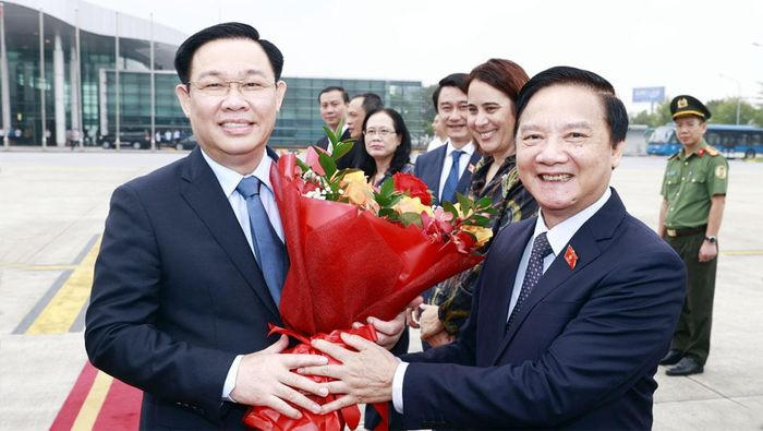 Phó Chủ tịch Quốc hội Nguyễn Khắc Định tặng hoa, tiễn Chủ tịch Quốc hội Vương Đình Huệ tại sân bay quốc tế Nội Bài. Ảnh: Doãn Tấn