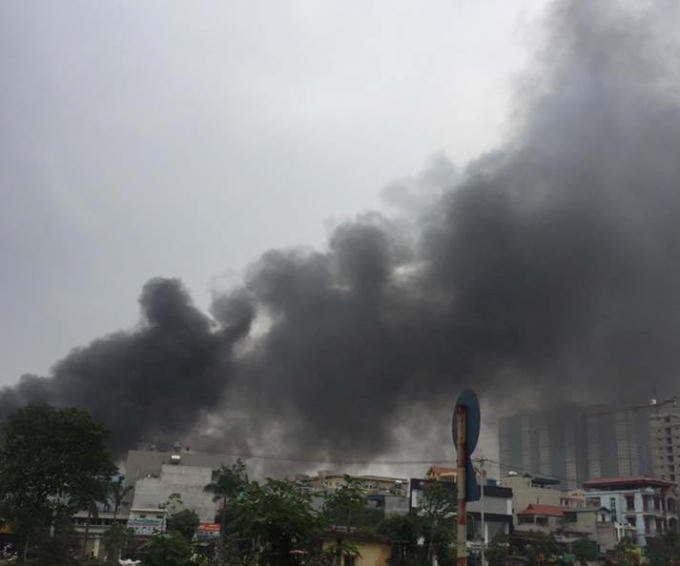 Khói bay nghi ngút trên bầu trời.