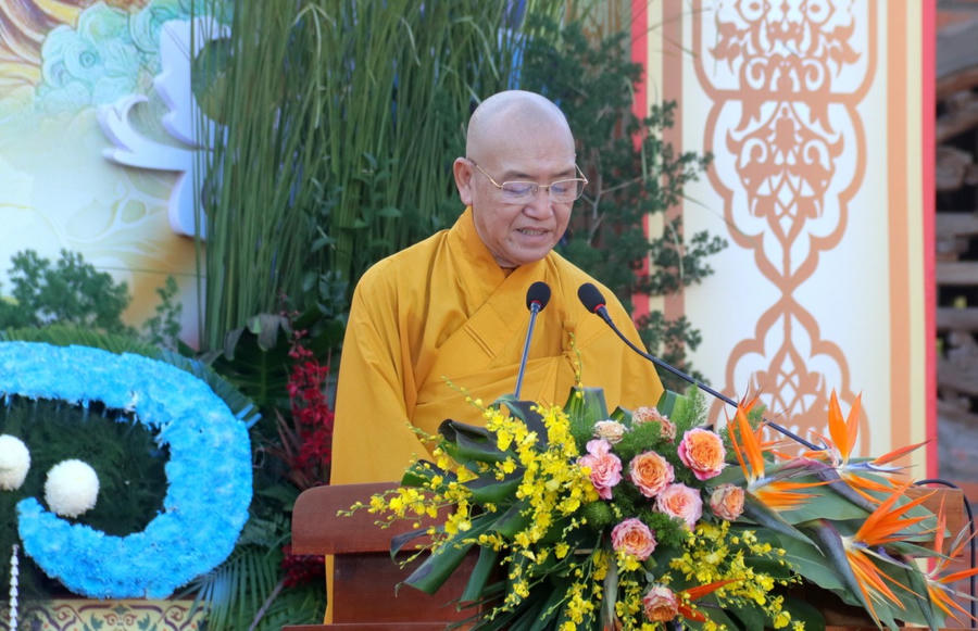 Thượng tọa Thích Bình Tâm - Phó Trưởng Ban Thường trực Ban Trị sự GHPGVN TP.Cần Thơ đọc diễn văn Đại lễ Phật đản Phật lịch 2569 – DL.2025 của Chủ tịch Hội đồng Trị sự GHPGVN.