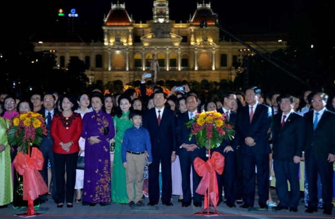 Đến dự khai mạc đường hoa năm nay có Chủ tịch nước Trương Tấn Sang,  Phó chủ tịch QH Nguyễn Thị Kim Ngân, Bí thư Thành ủy TP.HCM Đinh La Thăng, Trưởng Ban Tuyên giáo TƯ Võ Văn Thưởng cùng nhiều vị lãnh đạo Trung ương và TP.HCM.
