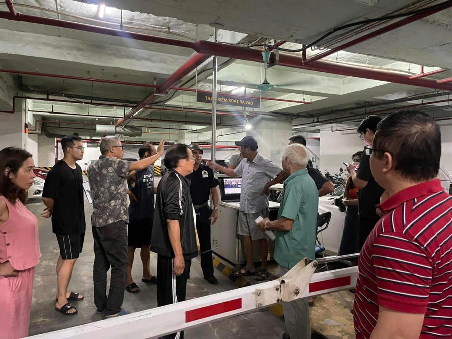 Người dân bức xúc vì nhiều lần bị chặn xe ô tô. (Ảnh: Người dân cung cấp).