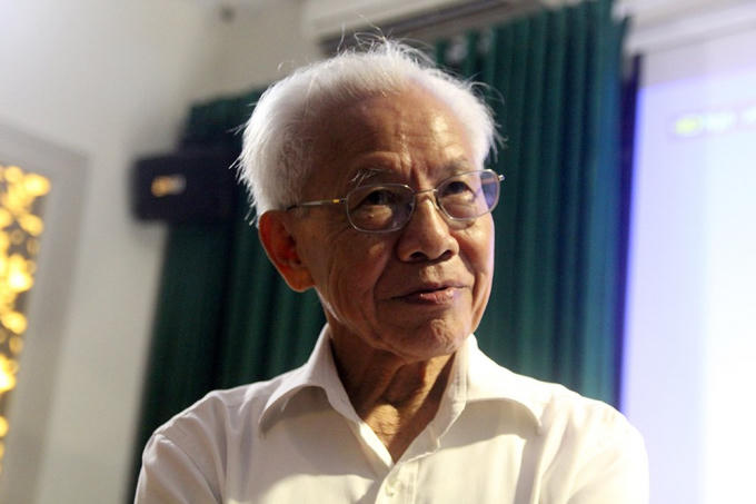 GS Hồ Ngọc Đại đứng đối thoại với công chúng trong cả buổi tọa đàm Ảnh: Thúy Nga