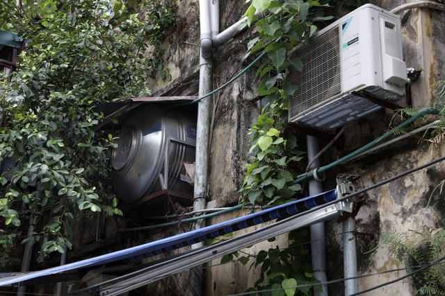 Cũng giống như tập thể Kim Liên, Nguyễn Công Trứ, khu Văn Chương cũng bị biến dạng nhiều bởi bể nước và nhiều thiết bị phục vụ như cầu thiết yếu của người dân.