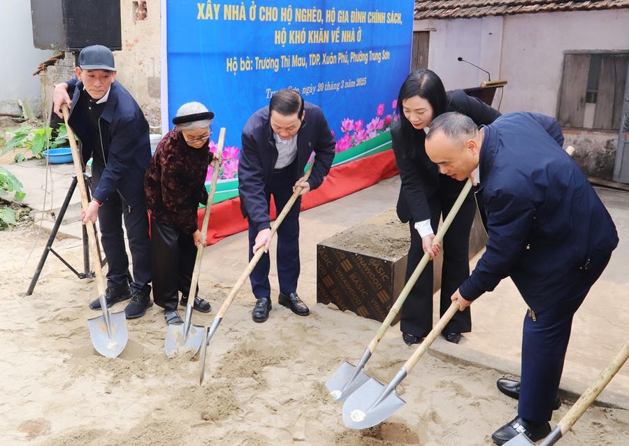 Chủ tịch UBND tỉnh Đỗ Minh Tuấn tham dự lễ khởi công xây dựng nhà cho hộ nghèo tại TP. Sầm Sơn. (Ảnh: UBND tỉnh Thanh Hoá)