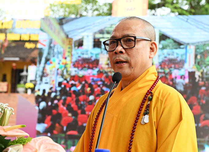 Thượng tọa Thích Nguyên Thành khai mạc Hội thảo.