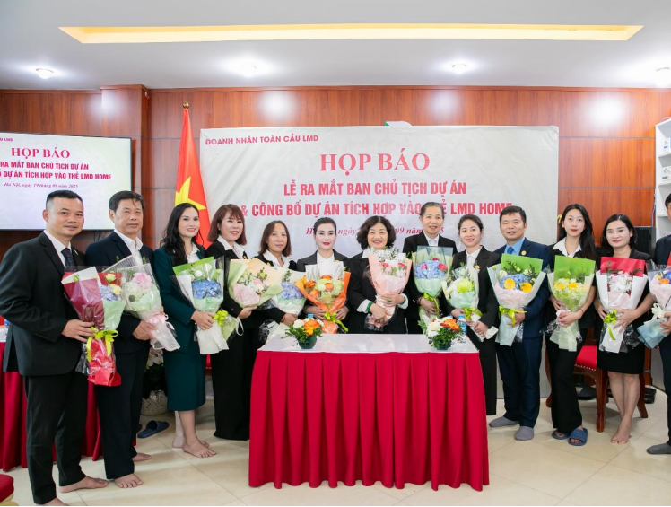 Ban chủ tịch và các doanh nhân chụp ảnh lưu niệm.