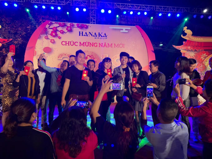 Danh ca Ngọc Sơn cưỡi thuyền rồng, hát Quan họ và tặng vàng cho khán giả Bắc Ninh