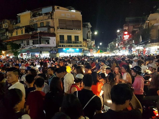 Phố c&ocirc;̉ đ&ocirc;ng nghẹt trong bu&ocirc;̉i t&ocirc;́i ngày lễ Quốc kh&aacute;nh 2/9