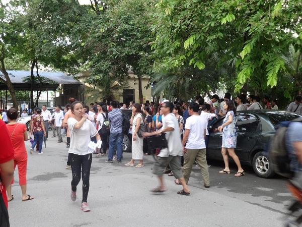 Em Hoàng Thị Lan - học sinh trường Lương Thế Vinh chia sẻ: "Sáng nay em đã phải dậy từ rất sớm để chuẩn bị đi thi. 5h30 phút em và mẹ bắt đầu đi đến đây".