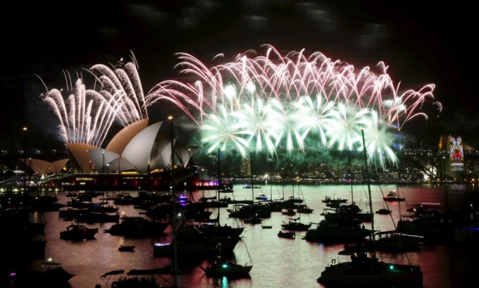 Pháo hoa rực sáng trên bầu trời Sydney trong khoảnh khắc chuyển giao năm cũ và năm mới. (Ảnh: Reuters)