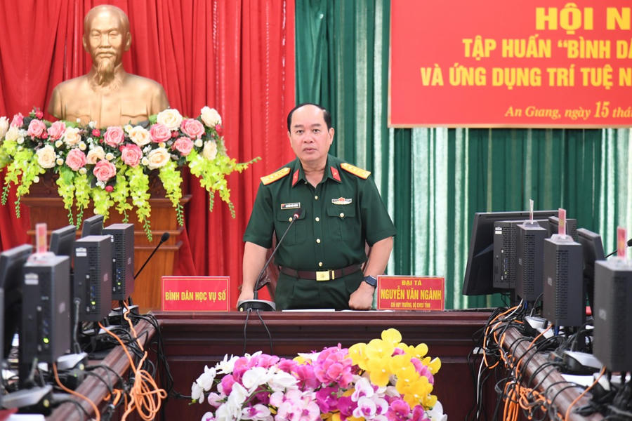 Đại tá Nguyễn Văn Ngành, Chỉ huy trưởng Bộ CHQS tỉnh phát biểu khai mạc tập huấn.