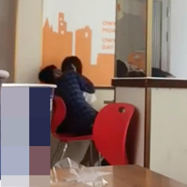 Không ngại thân mật chốn đông người