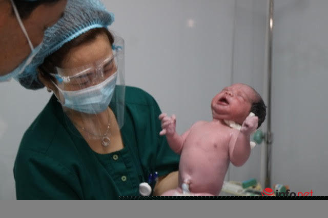 Bé trai Ninh Minh Khôi chào đời với cân nặng 2,9kg