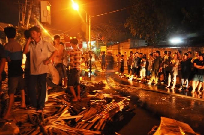Dòng người hiếu kỳ tụ tập xem cảnh hoang toàn sau vụ cháy.
