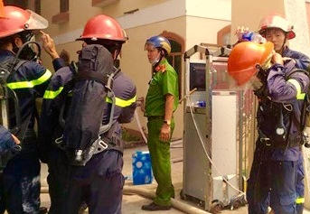 Rất nhiều cảnh sát đang cứu hộ tại công ty Kwong Lung - Meko.