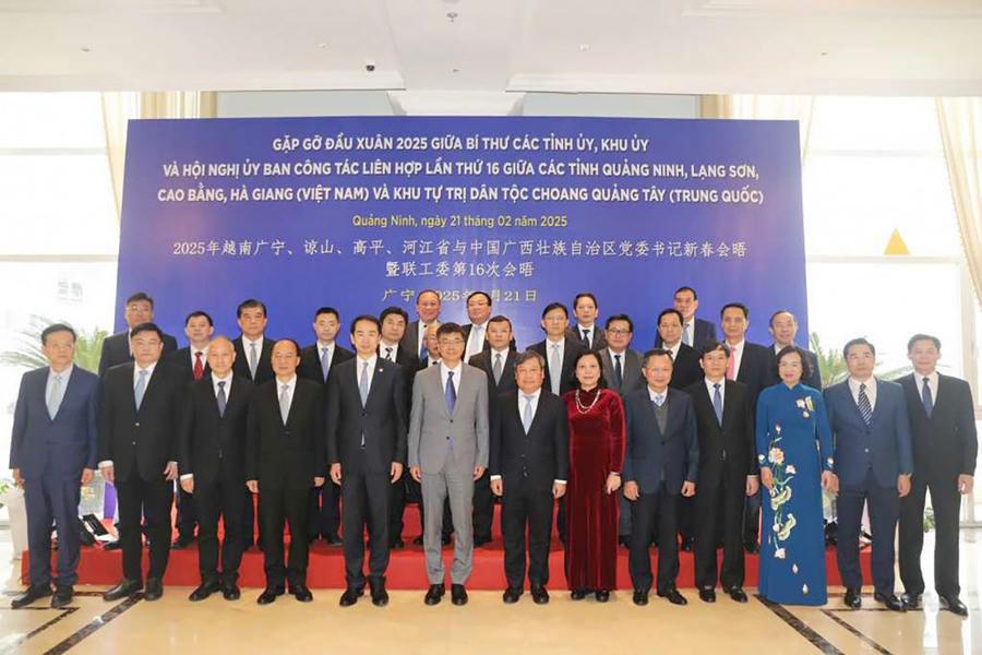 Các đại biểu chụp ảnh lưu niệm. Ảnh: Minh Hà