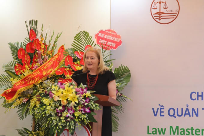 Bà Cait Moran, Đại sự đặc mệnh toàn quyền Cộng hòa Ai-Len tại Việt Nam phát biểu tại buổi Lễ công bố.