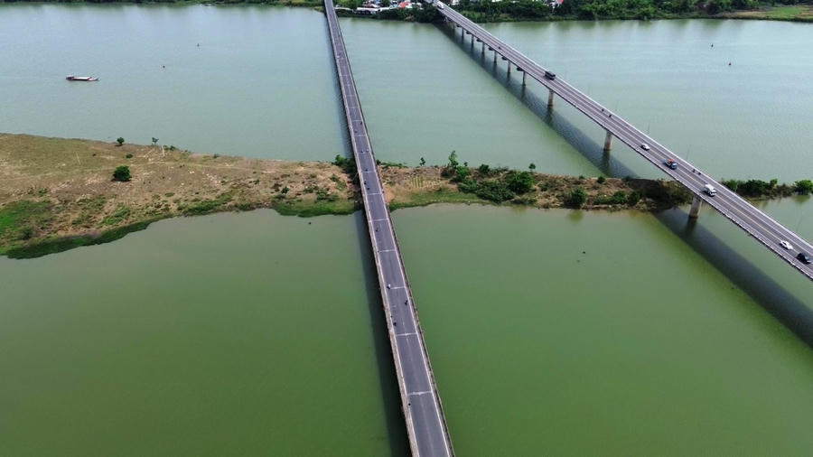 Cầu Câu Lâu cũ (bên trái) đang được sửa chữa, cầu mới (bên phải) dự kiến sửa cuối tháng 11, đều cấm ô tô. (Ảnh: C.H).