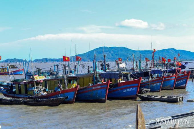 Bến tàu xóm Lộc ở xã Ngư Lộc, huyện Hậu Lộc, Thanh Hoá, nơi được mệnh danh là xứ không chồng, hay làng góa phụ. Có khoảng 180 phụ nữ ở Ngư Lộc đã phải mang trên đầu vành tang trắng của chồng do hậu quả từ những chuyến ra khơi không trở về. Số phụ nữ góa chồng cứ thế tăng dần theo năm tháng.