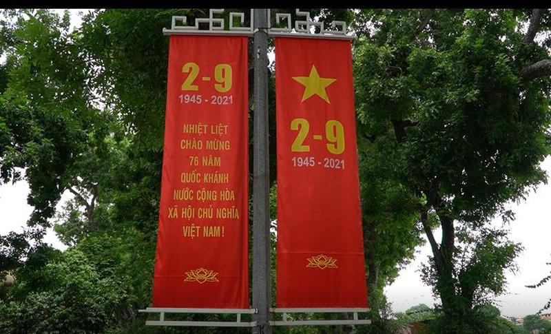 Không gian tưng bừng, tràn đầy hy vọng bởi những tấm băng rôn chào mừng Quốc khánh.