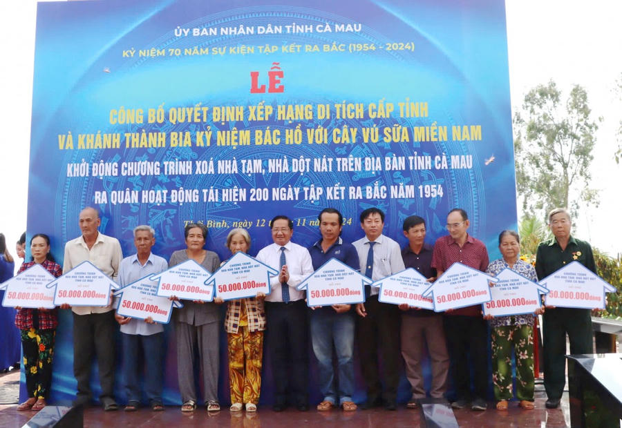 Ông Lê Thanh Triều - Ủy viên BTV Tỉnh ủy, Chủ tịch Ủy ban MTTQ Việt Nam tỉnh Cà Mau, trao bảng tượng trưng Chương trình xóa nhà tạm, nhà dột nát cho người có công, thân nhân liệt sĩ, hộ nghèo, cận nghèo.