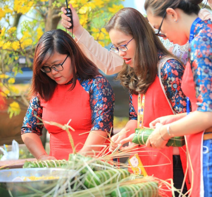 Thử tay nghề đảm đang của các cô gái qua phần thi gói bánh tét.