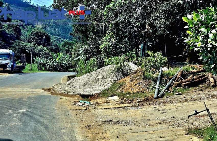 Xe chở đất lớn được trút xuống lấp rãnh thoát nước làm đường đấu nối với quốc lộ 37.