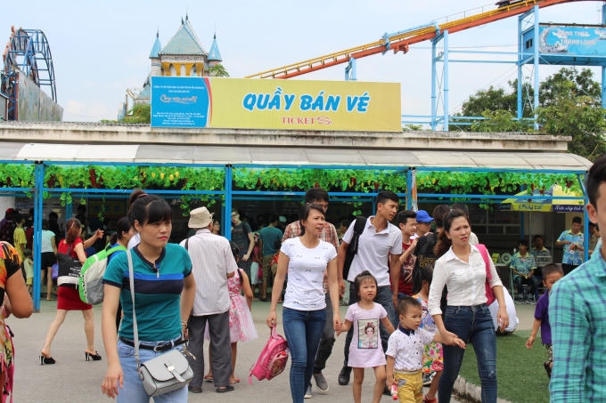 ...Dù đã quá trưa nhưng dòng người vấn không ngừng đổ về đây.