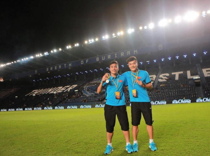 Sau giây phút ăn mừng cùng toàn đội, thủ môn Bùi Tiến Dũng (phải) và người em Bùi Tiến Dụng của mình thường không quên chụp ảnh kỷ niệm cùng nhau. Ảnh: facebook nhân vật.