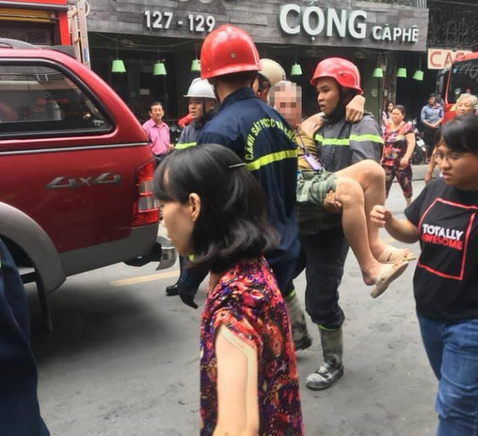Một nạn nhân được Cảnh sát PCCC giải cứu ra ngoài.
