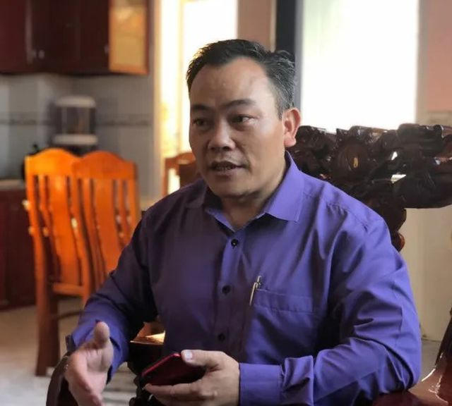 Ông Đinh Đức Dũng - người yêu cầu nhà trường bồi thường 100 triệu đồng liên quan đến sự việc giáo viên đánh trẻ - trao đổi sau buổi làm việc chiều 25/2.