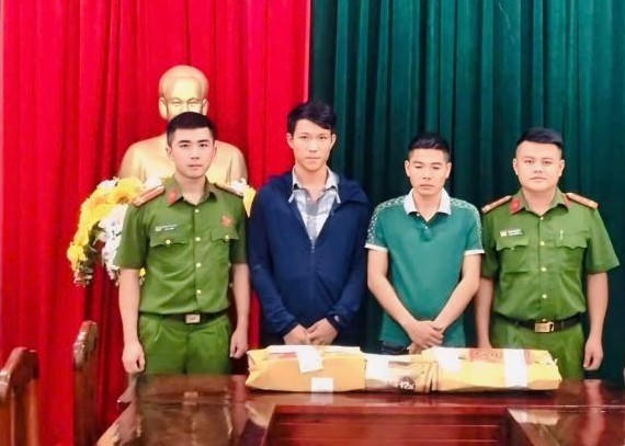 Hai thanh niên (ở giữa) “Tàng trữ trái phép vũ khí quân dụng” - Ảnh Công an Hà Tĩnh.