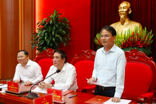 Từ trái sang phải, ông Nguyễn Phi Long - Bí thư Tỉnh ủy Hòa Bình, ông Bùi Minh Châu - Bí thư Tỉnh ủy Phú Thọ, ông Đặng Xuân Phong - Bí thư Tỉnh ủy Vĩnh Phúc chủ trì hội nghị họp bàn sáp nhập tỉnh chiều 14.4. Ảnh: Phương Thanh.