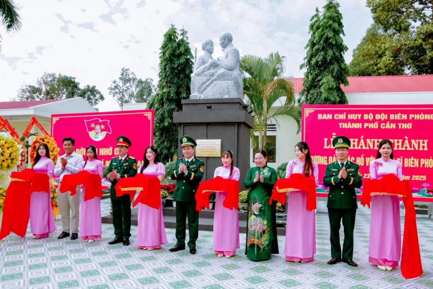 Các đại biểu cắt băng khánh thành tượng đài “Bác Hồ với chiến sĩ Biên phòng” tại đồn Biên phòng Vĩnh Hải.