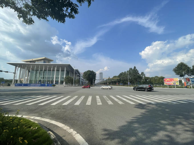 Các khu vực giao lộ luôn thông thoáng. Vạch kẻ đường rõ nét, biển báo, đèn tín hiệu được bố trí hợp lý, không bị che khuất tầm nhìn giúp người tham gia giao thông dễ dàng quan sát và đảm bảo an toàn khi di chuyển.
