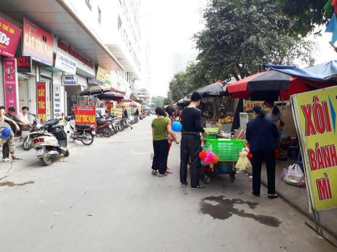 Góc chung cư không khác gì khu chợ - Ảnh: QUANG THẾ