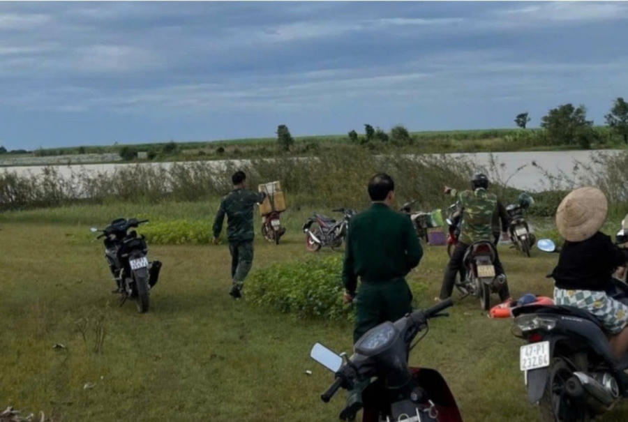 Cơ quan chức năng và người dân tham gia công tác cứu trợ. Ảnh: T.H