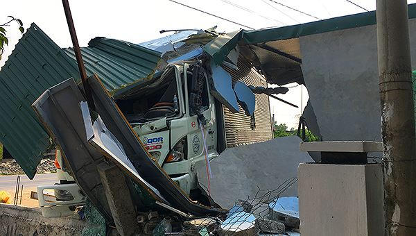 Cú tông khiến tiệm tóc đổ sập, rất may không có thương vong về người.