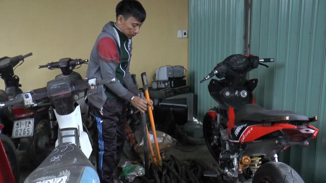 Hùng và số tang vật bị thu giữ. Ảnh: Xuân Mai – CAQNam.