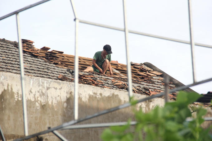 Người dân bắt đầu tháo dỡ và lợp lại mái nhà.
