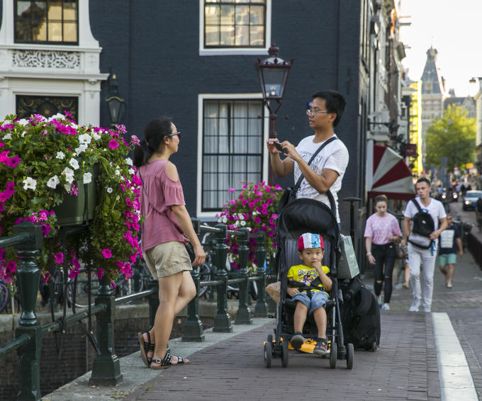 Những cây cầu trồng hoa của Amsterdam luôn là điểm dừng chân của những khách du lịch trẻ đến từ châu Á.