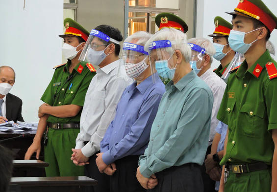 Các cựu lãnh đạo tỉnh Khánh Hòa hầu tòa ở vụ án sai phạm xảy ra ở núi Chín Khúc tại phiên tòa hình sự sơ thẩm TAND tỉnh Khánh Hòa ngày 7-4-2022 (hàng đầu, từ phải qua: bị cáo Nguyễn Chiến Thắng, bị cáo Lê Mộng Điệp, bị cáo Lê Đức Vinh) - Ảnh: PHAN SÔNG NGÂN