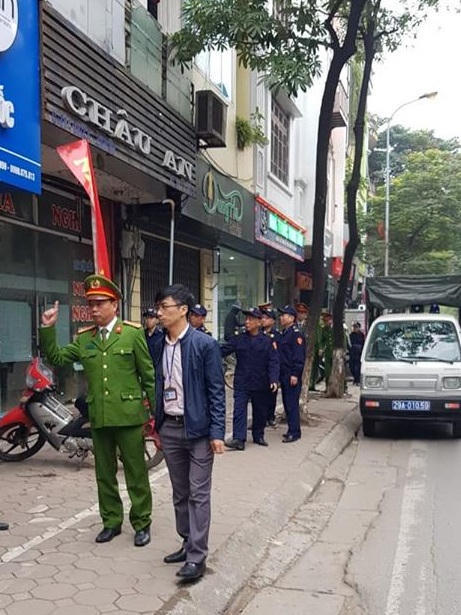 Đồng chí Phạm Văn Thịnh và đồng chí Phan Hữu Luật - Phó chủ tịch UBND phường Cống Vị chỉ đạo việc ra quân xử lý.