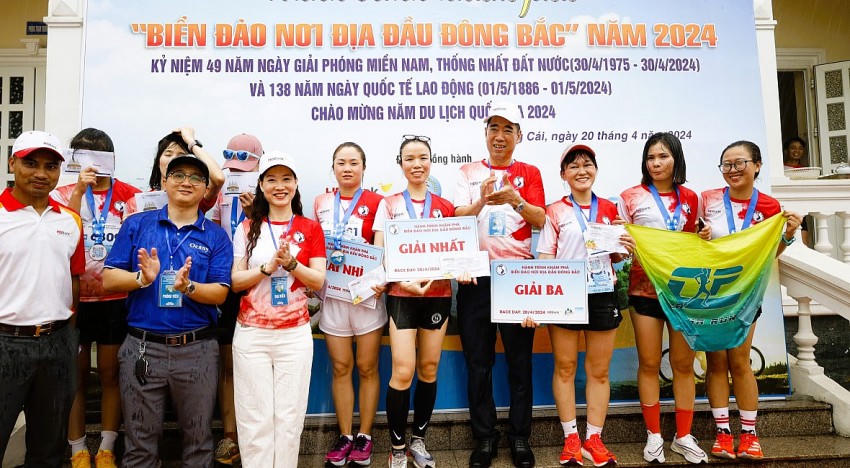 Ban tổ chức trao giải cho các vận động viên có thành tích cao tại giải.